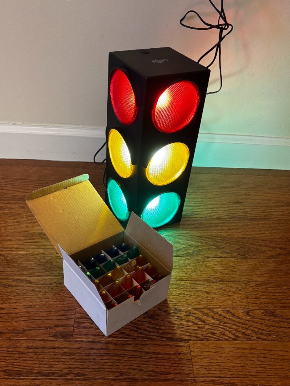 KICKO NOVELTY INDOOR TRAFFIC STOPLIGHT LAMP with Extra Bulbs